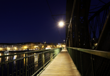 Nová LED svítidla na železničním mostě v Praze