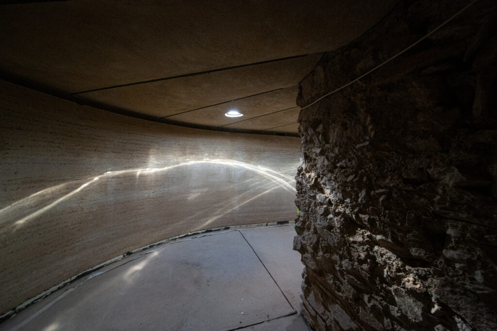 o1 rozpracovaný interiér podzemní přístavby kostnice s předstěnou z dusané hlíny, stropem s hliněným povrchem a podlahou čekající na hl_764A4851
