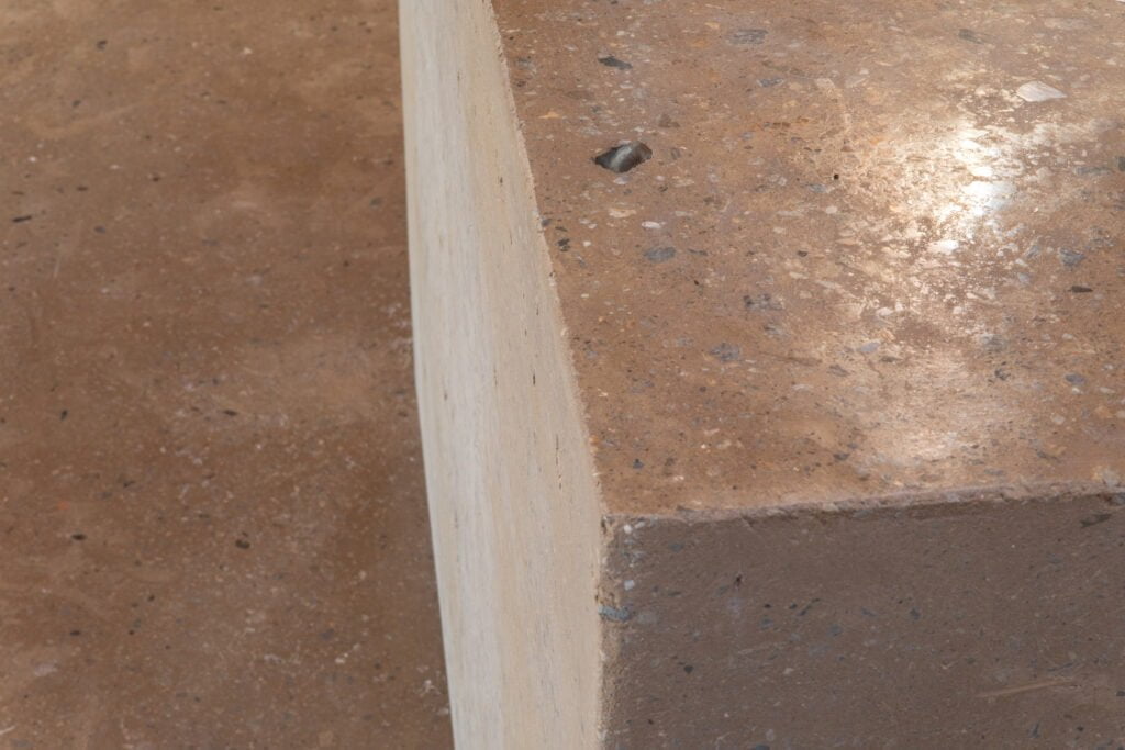 o4 detail hliněné mensy a podlahy v Nesvačilce, zdroj RCNKSK_IMG_0044