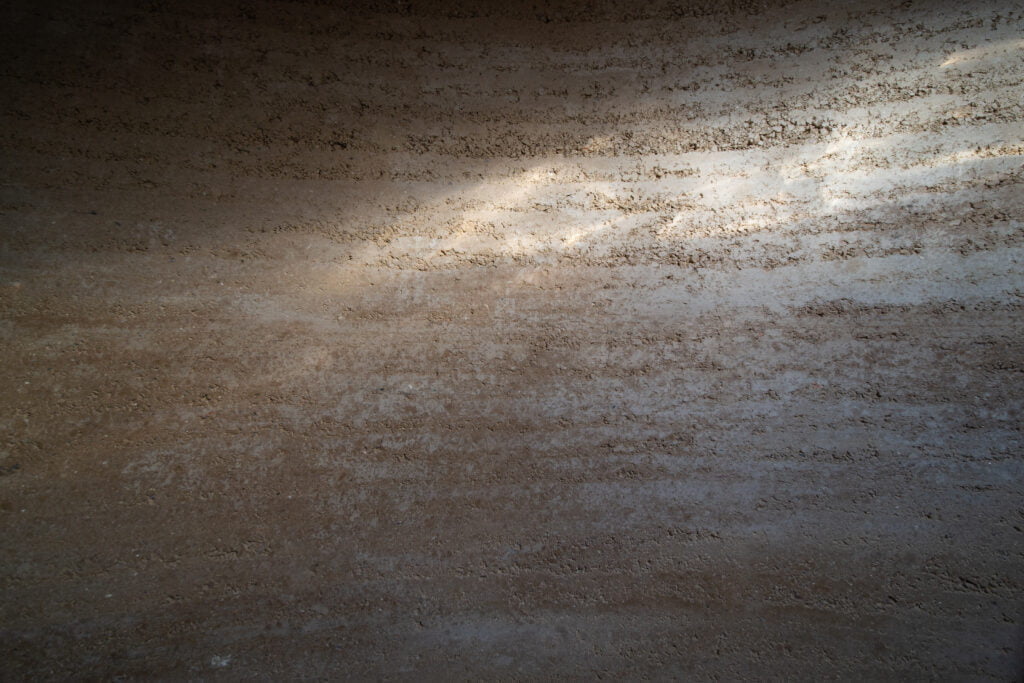 o5 finální textura dusané hliněné stěny v sedlecké kostnici, zdroj RCNKSK_IMG_2132
