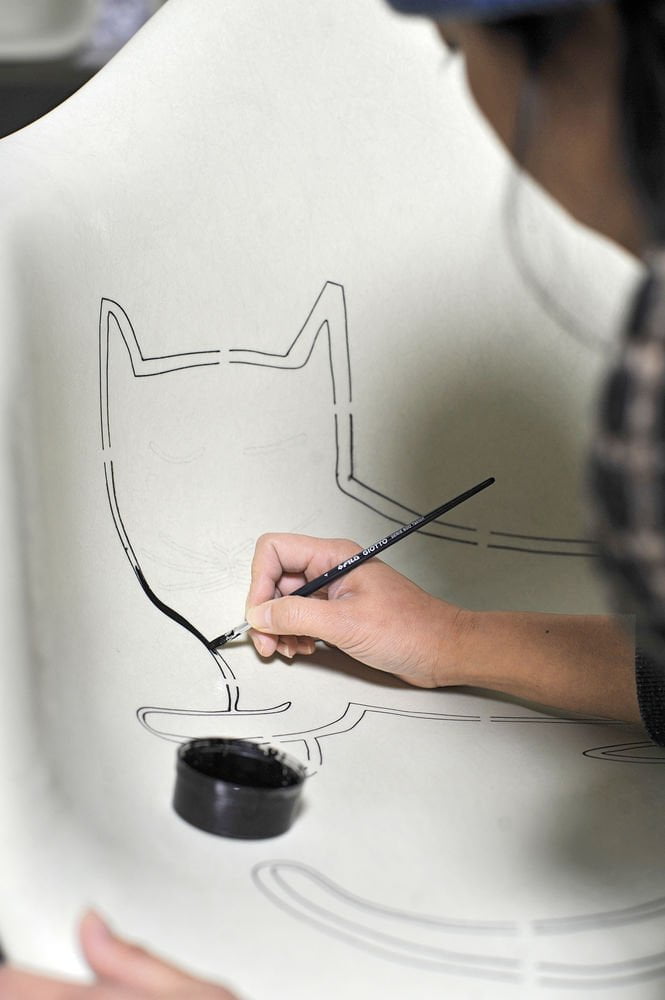 7396627_Eames Fiberglass Armchair with Steinberg cat production images_preview
