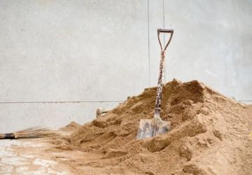 Nedostatek písku prodraží a zbrzdí stavby