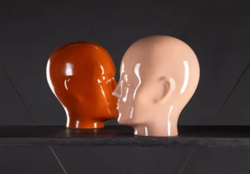 Proč se porcelánové hlavy stávají designovým hitem