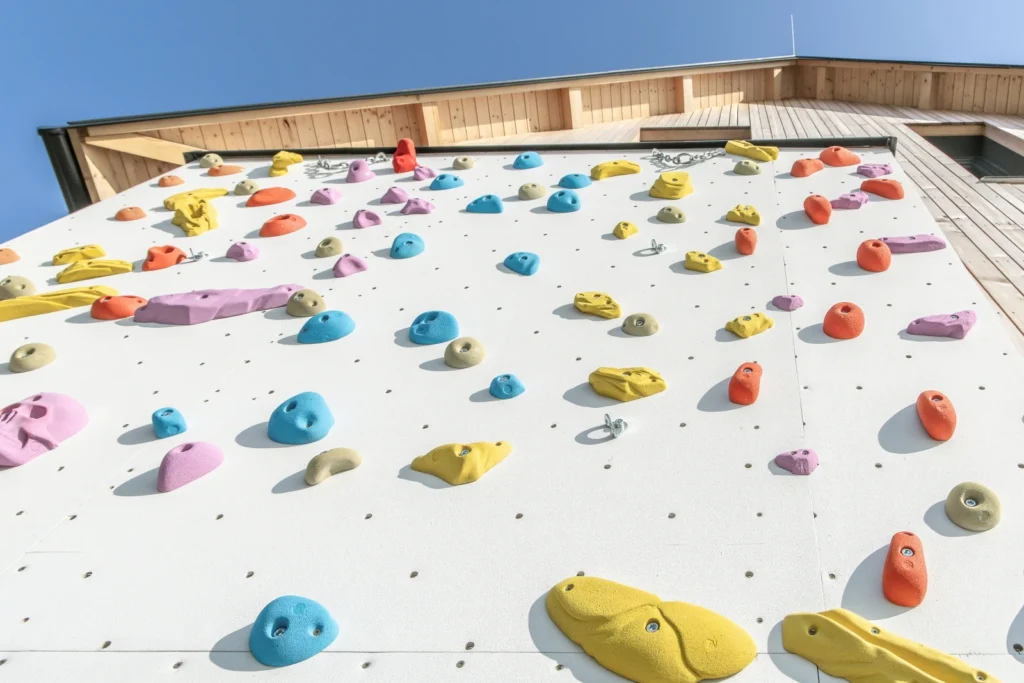 Chata horske sluzby beskydy na javorovem vrchu stresni krytina satjam rapid deluxe exterier 11 lezecka stena foto zdroj satjam 695cd488d5a2a