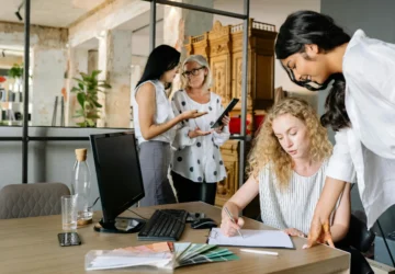 Co ovlivní mzdy, důchody, podnikání i bydlení v roce 2026